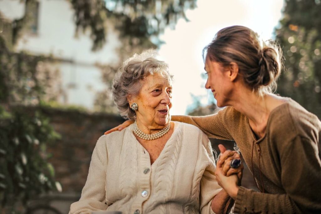 Deux femmes, une jeune femme et une femme âgée passent un moment convivial ensemble