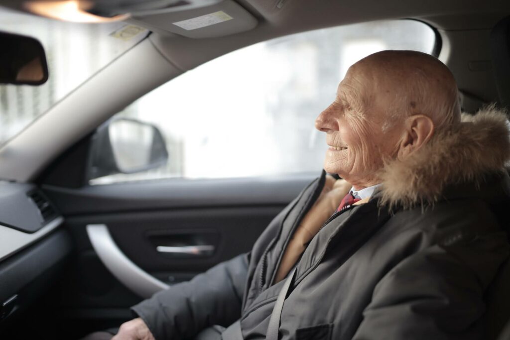 Un senior heureux lors d'un accompagnement véhiculé