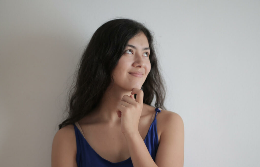Femme se posant une question