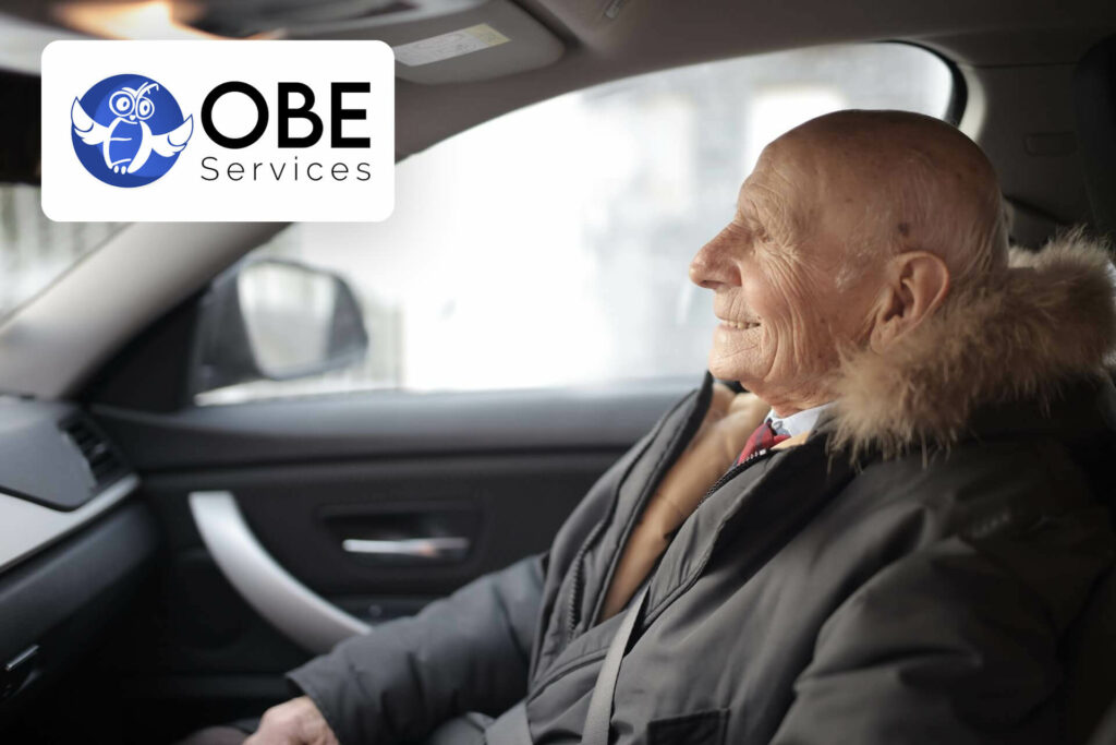 Un senior heureux lors d'un accompagnement véhiculé & logo OBE Services