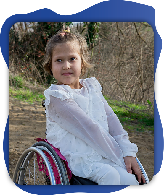 Jeune fille souriante dans un fauteuil roulant