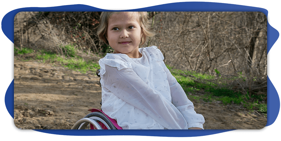 Jeune fille souriante dans un fauteuil roulant