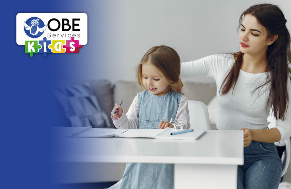 Fillette sourit avec sa baby-sitter à côté. Le tout avec un dégradé bleu et un logo OBE Services Kids