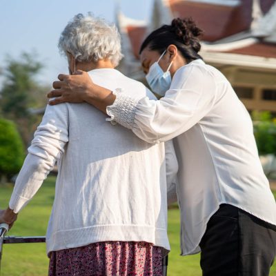 Une jeune femme aide une vieille femme à se déplacer