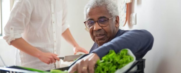 Un homme heureux à la vue de la nourriture